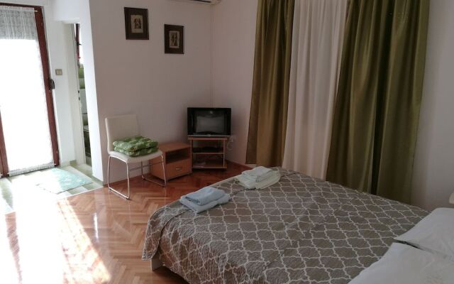 Viktor Rooms and Apartments