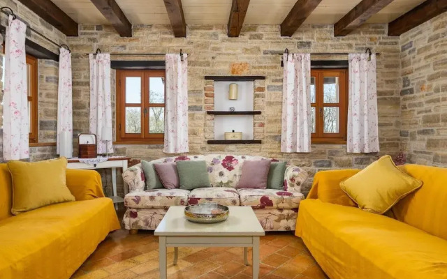 Beautiful Stone Villa in Tinjan With Swimming Pool