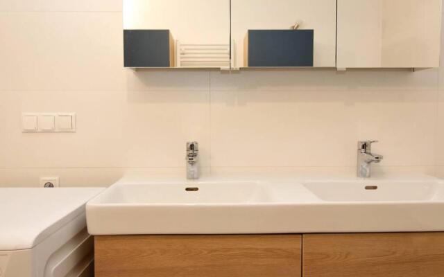 MODERN spacious, 2 BEDROOM, FREE PARKING