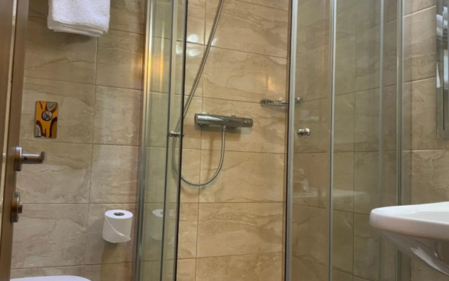 Grand Harbour Hotel