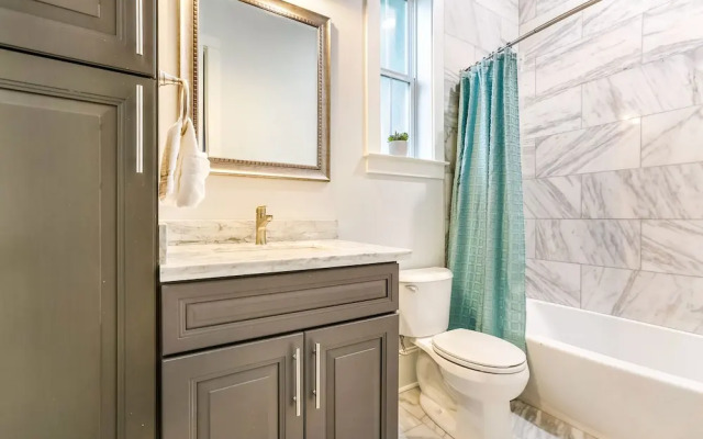 5 Bedroom Apartment near French Quarter by Hosteeva