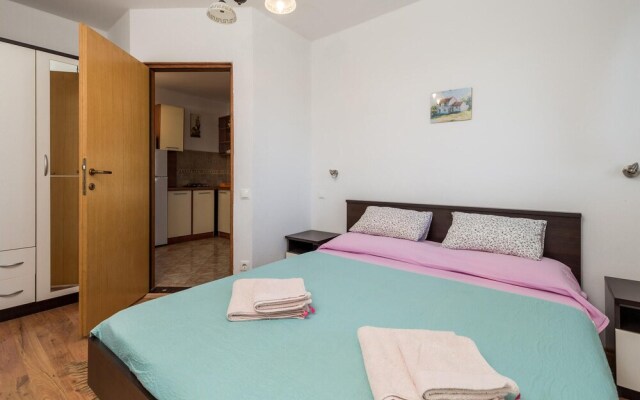 Beautiful Apartment in Stara Novalja With Wifi and 2 Bedrooms