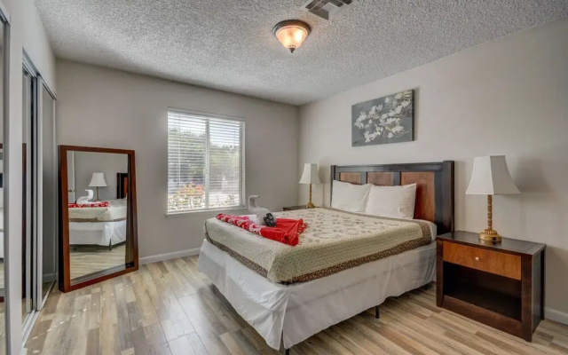 Luxurious 4BR House with Large Pool Near Strip