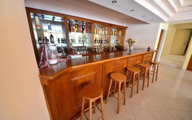Hiona Holiday Hotel