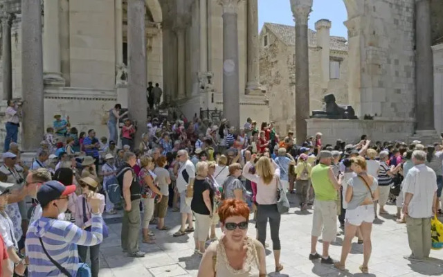 Apartment Ave Caesar