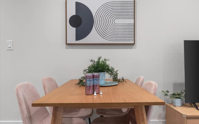 Central 2-Br City Sanctuary - Commuter-Friendly