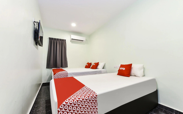 Th Hotel by OYO Rooms
