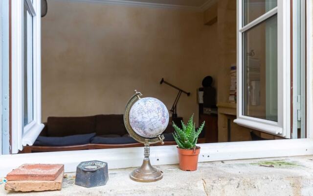 Retro apartment with garden by GuestReady