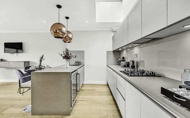 Beautiful Abode In Brentford