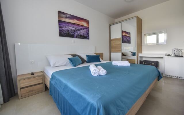 Pool Apartments & Rooms Mare