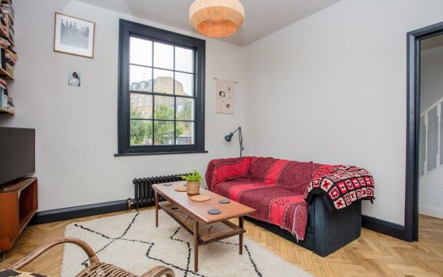 Stunning 2 Bedroom House in De Beauvoir Town