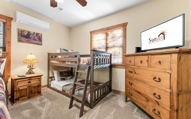 River's Creek 4 Bedroom Cabin by RedAwning