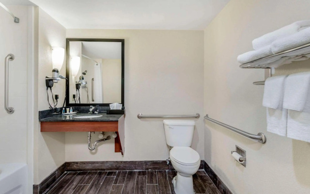 Comfort Suites East