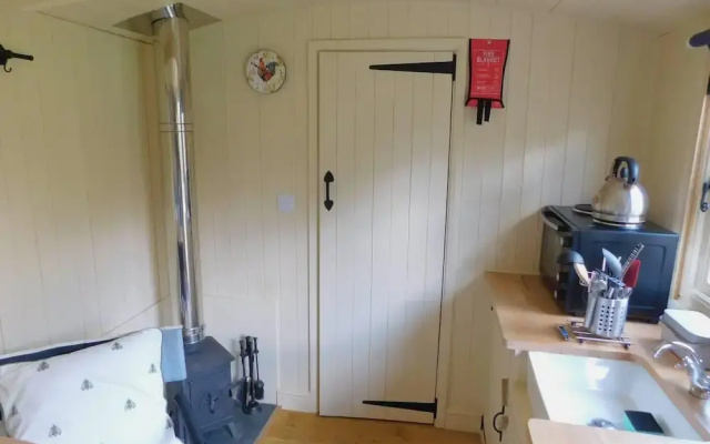 Haslemere - Cabin - Sleeps 2 - Parking - Garden