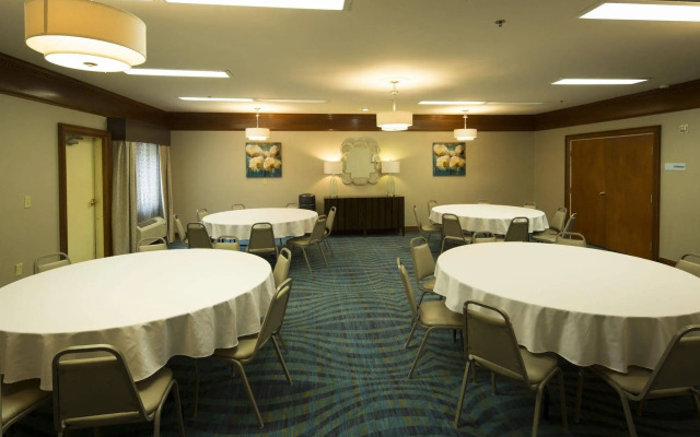 Holiday Inn Express & Suites - North Carmel / Westfield by IHG