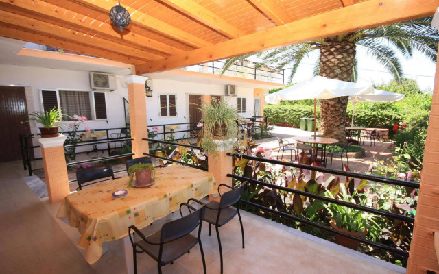 Kostas Apartments & Studios