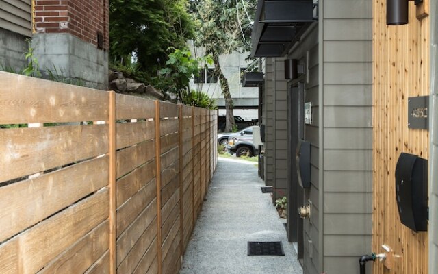 Modern Seattle Condo Sleeps 4