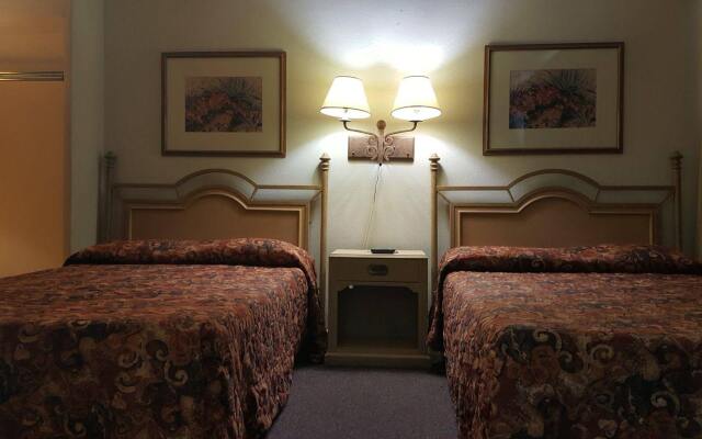 OYO Cameron Historic Hotel Brownsville I-69E