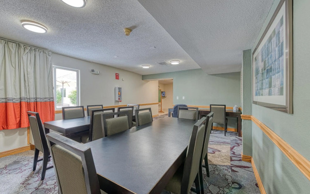 American Inn and Suites Dundee