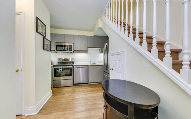 Newly Decorated 2BR Yorkville Home