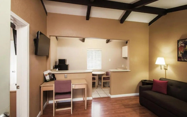 Tri-Valley Inn & Suites