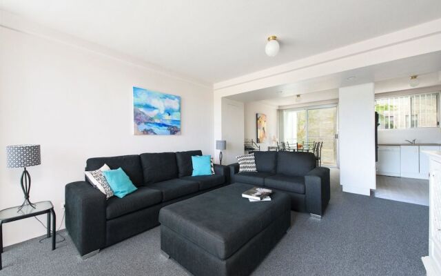 9 Cirrus at Fingal Bay