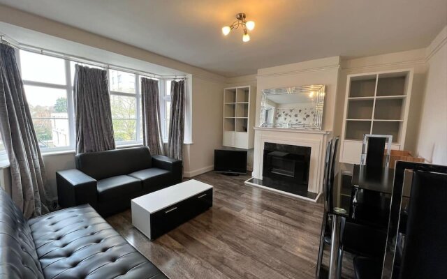 Bright and Spacious 2-bed Apartment in Sutton