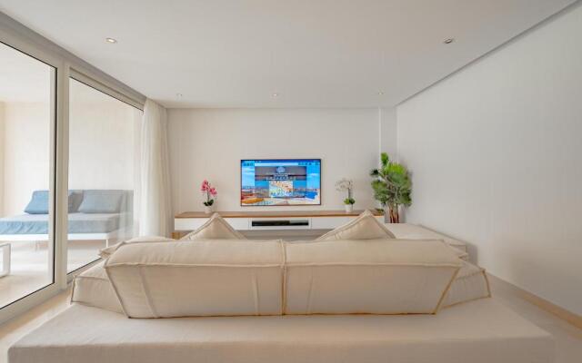 Seaview 3 BR with Beach & Pool access BBQ in Mangroovy