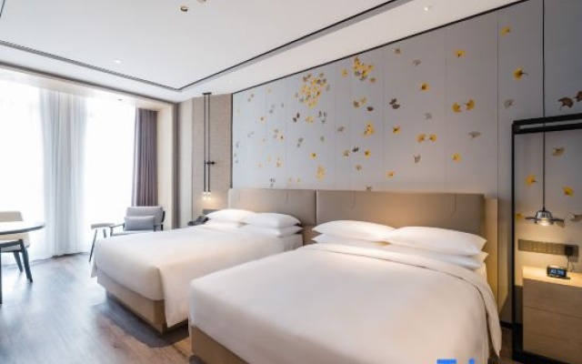 Executive Deluxe Room (Tub + Fridge + Mobile Screen Casting) — фото 3