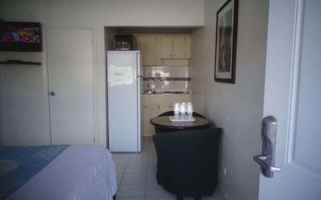 The Colony Club Inn & Suites