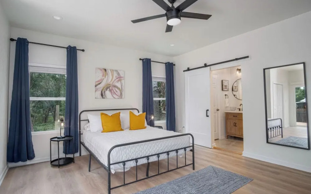 Vibrant 4br/3ba Oasis Near Happy Downtown!