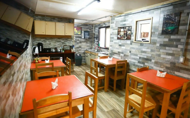 Hotel low cost y restaurant Colón