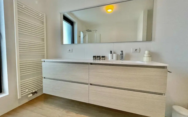 Modern 2BR 1.5 BA Near Diamond District by Oneluxstay