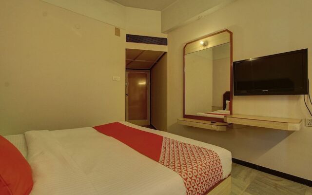 OYO 24579 Flagship Hotel Padmam