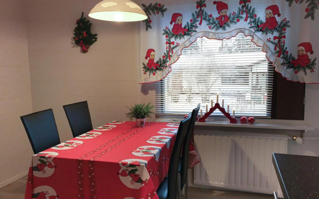 Tilava talo lähellä keskustaa