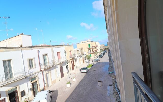 Flat Desirè Close To Beaches with Sight Castle, Terrace, Wi-Fi