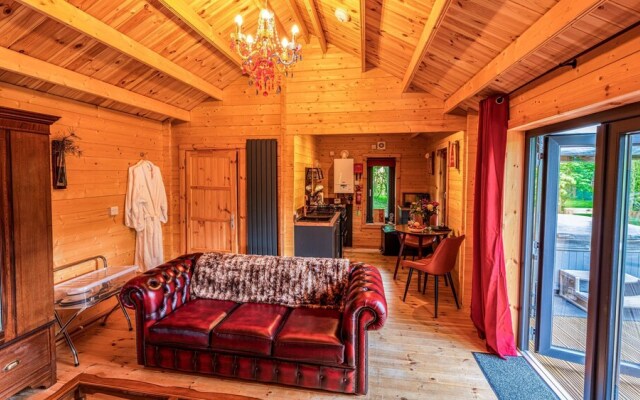 Owl Lodge With Hot Tub and Massage Treatments