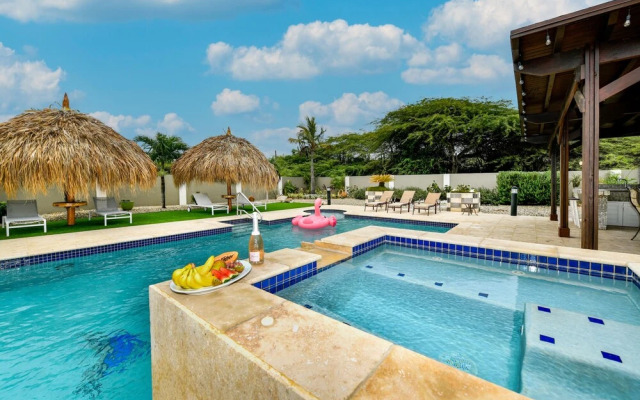 Gorgeous Mansion, Private Pool, Outdoor Kitchen!