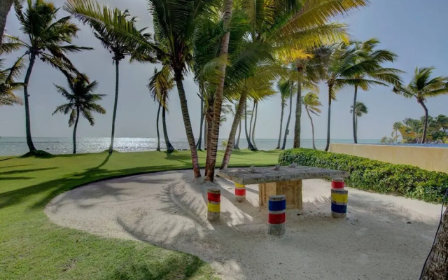 6 BR Beachfront Lush Oasis