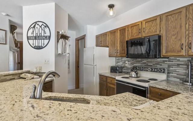 Lodge B209 Condo Walk to Gondola by RedAwning