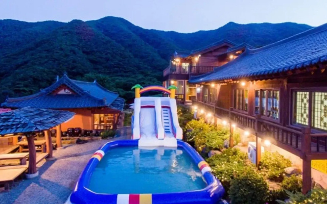 Anjeong Palace Tourist Hanok Pension(통영 안정궁관광한옥펜션)