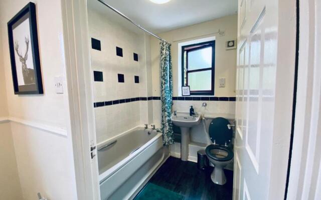 Comfortable Manchester House with Conservatory & Parking