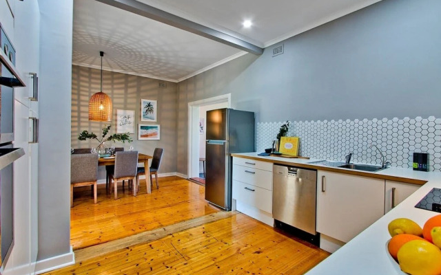 Adelaide Beachside 4 Bedroom House With Parking