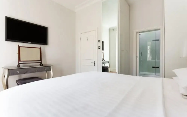 Gledhow Gardens Viii by Onefinestay