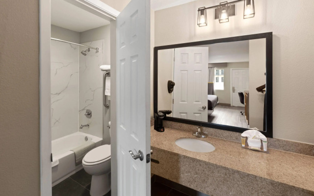 Super 8 by Wyndham Temple S. General Bruce