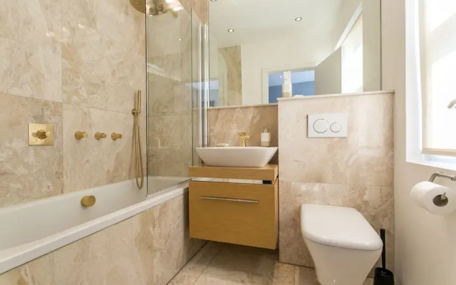 2 Bed Penthouse Style House in Camden Town
