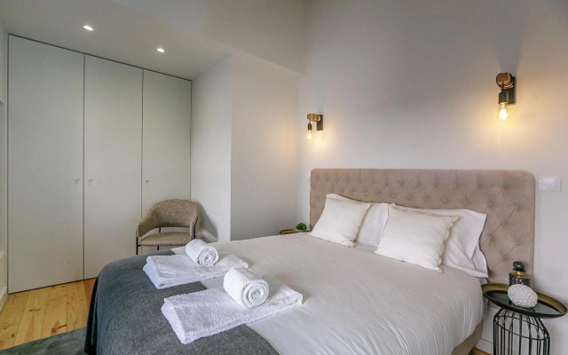 LovelyStay - Downtown Studio with Pool, AC and Balcony