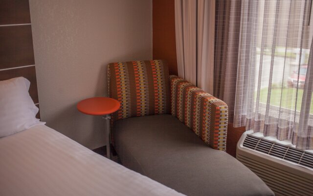 Holiday Inn Express Hotel & Suites, an IHG Hotel