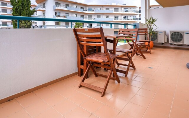 Excellent one Bedroom Apartment in Meia Praia, With Communal Pool