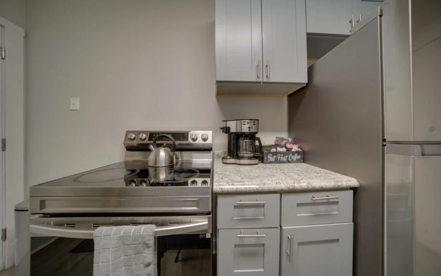 Pet-friendly Cleveland Townhome, 2 Mi to Downtown!